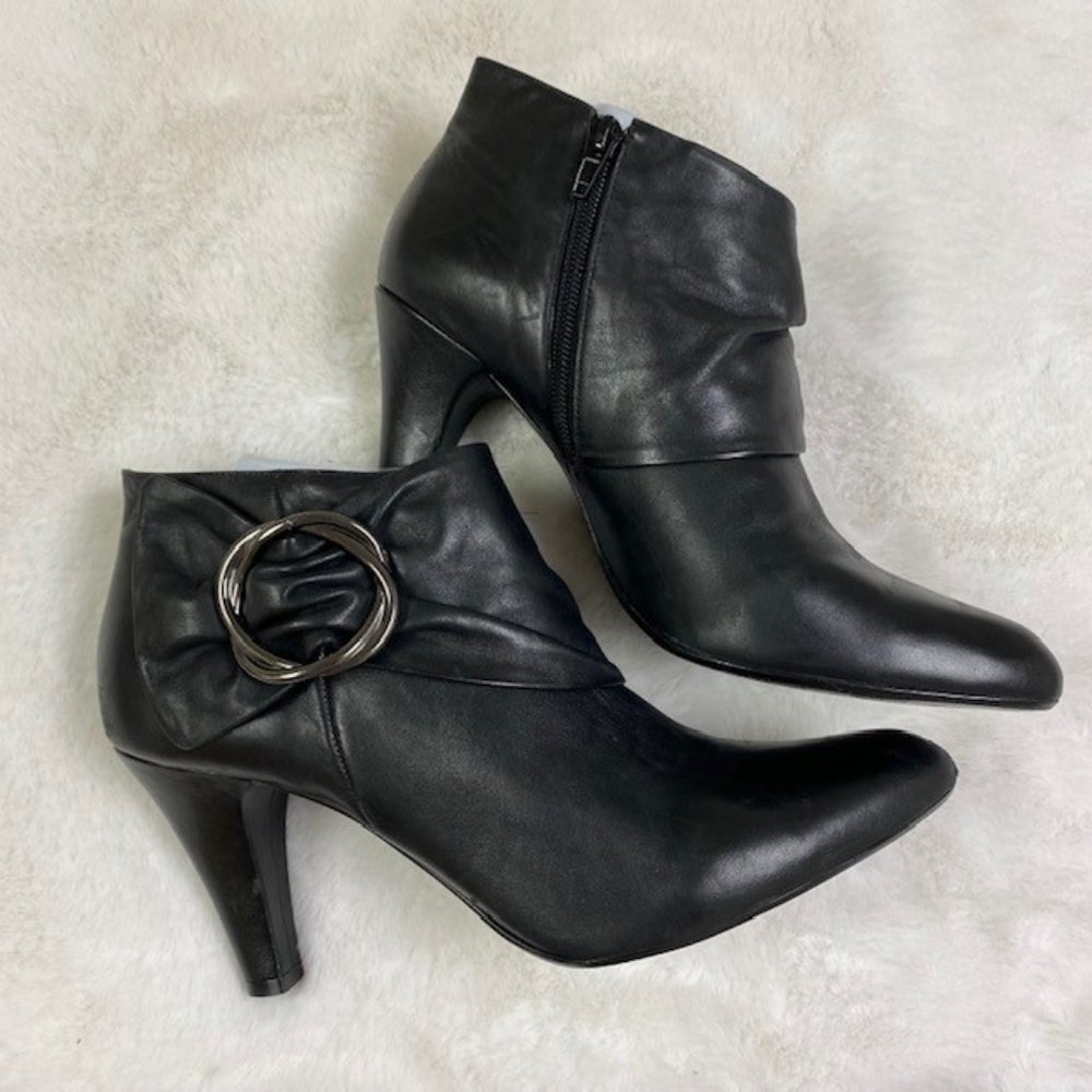 Michelle D "Emblem" Leather Ankle Booties w/ Buckle and side Zip, size 10